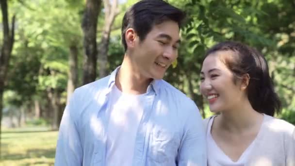 Boldog Fiatal Ázsiai Szerelmesek Pár Pihentető Szabadban Parkban — Stock videók