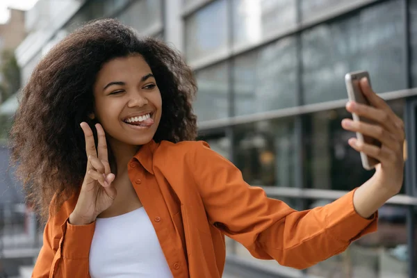 Hermosa Mujer Afroamericana Tomando Selfie Cámara Del Teléfono Móvil Mostrando — Foto de Stock