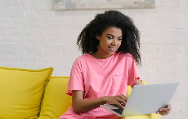 Ευτυχισμένη Όμορφη Αφρο Αμερικανίδα Γυναίκα Που Χρησιμοποιεί Φορητό Υπολογιστή Εργάζεται — Φωτογραφία Αρχείου