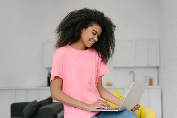 Werbetexter Arbeitet Freiberuflich Der Ferne Und Tippt Auf Der Tastatur — Stockfoto