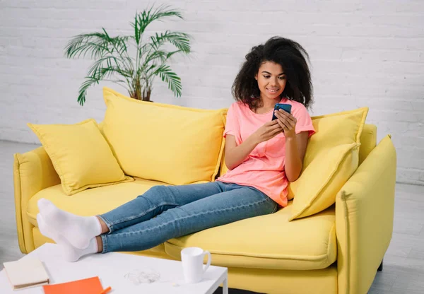 Joven Mujer Afroamericana Atractiva Que Tiene Teléfono Inteligente Comunicación Pedir —  Fotos de Stock