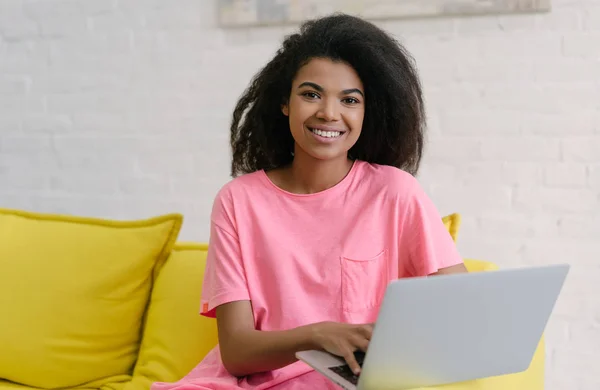 Afrikansk Amerikansk Kvinna Använder Bärbar Dator Arbetar Projekt Online Skriva — Stockfoto