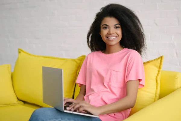 Feliz Mujer Afroamericana Redactor Textos Trabajando Proyecto Independiente Sentado Sofá —  Fotos de Stock