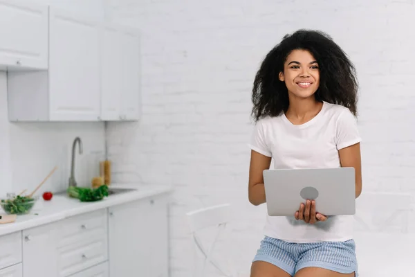 Schöne Afrikanisch Amerikanische Frau Mit Laptop Computer Und Internet Für — Stockfoto