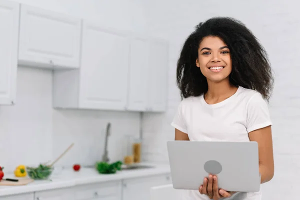 Ung Vacker Afroamerikansk Kvinna Använder Bärbar Dator För Online Shopping — Stockfoto