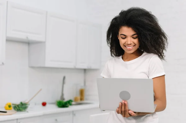 Fiatal Mosolygós Néz Online Főzőtanfolyamok Áll Konyhában Boldog Vonzó Afro — Stock Fotó