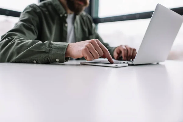 Succesvolle Zakenman Met Behulp Van Laptop Computer Mobiele Telefoon Internet — Stockfoto