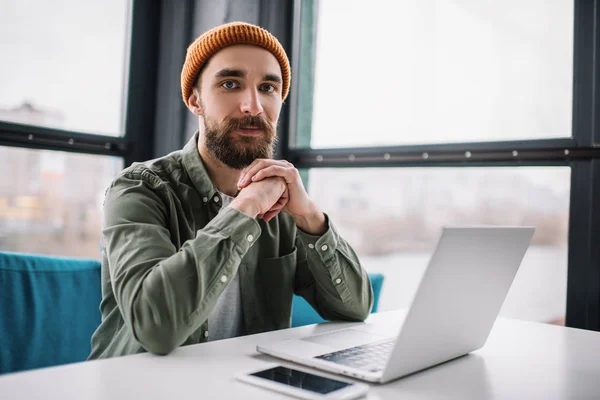 Novo Homem Barbudo Planejando Iniciar Projeto Usando Computador Portátil Internet — Fotografia de Stock