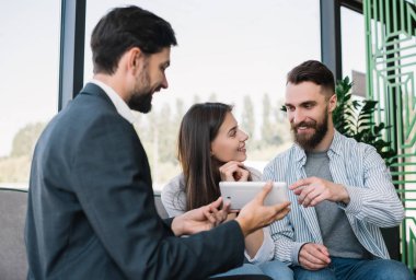 Emlak acentesindeki evi seçen çift. Modern ofisteki finansal danışman ortaklar. Bir grup iş adamı birlikte çalışıyor, proje planlıyorlar, iletişim, beyin fırtınası, konuşma, takım çalışması. 