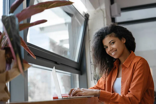 Güzel Bir Afro Amerikalı Kadın Dizüstü Bilgisayar Internet Kullanıyor Klavyede — Stok fotoğraf