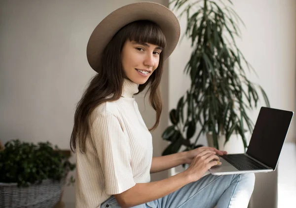 Hermosa Mujer Copywriter Trabajando Proyecto Independiente Forma Remota Utilizando Ordenador —  Fotos de Stock