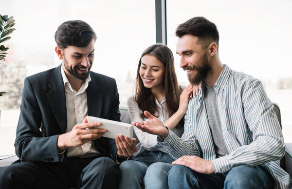 Corredor Seguros Consultoría Clientes Oficina Moderna Joven Pareja Feliz Eligiendo — Foto de Stock