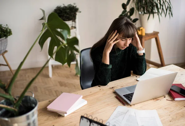 Mujer Pensativa Freelancer Proyecto Trabajo Sensación Estrés Falta Plazos Dolor —  Fotos de Stock