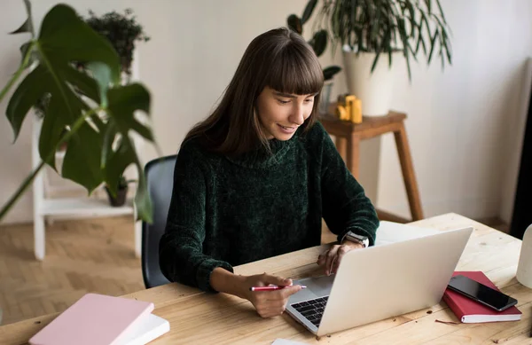 Aantrekkelijke Vrouw Die Laptop Computer Gebruikt Start Ups Plant Thuis — Stockfoto