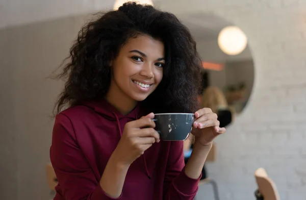 Porträt Einer Stilvollen Afrikanisch Amerikanischen Frau Die Eine Tasse Kaffee — Stockfoto