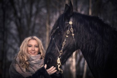 Atlı güzel sarışın.