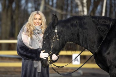 Atlı güzel sarışın.