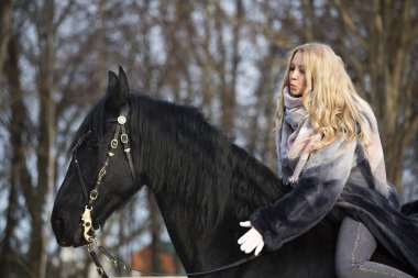 Atlı güzel sarışın.