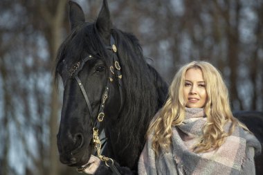 Atlı güzel sarışın.