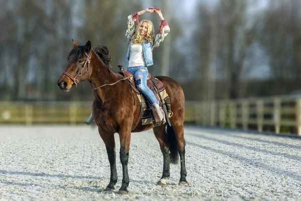 Söt Blondin Med Hästen Royaltyfria Stockbilder