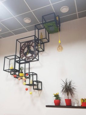 Duvarda küp şeklinde metal raflar