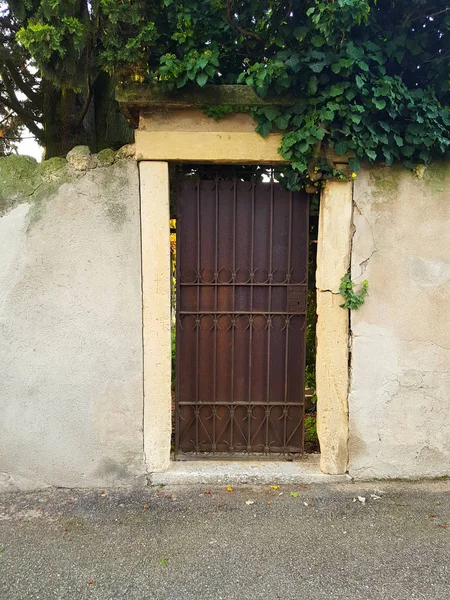 Vieille Porte Avec Une Fenêtre Dans Mur Briques — Photo
