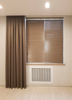 Odadaki perdeler ve kepenkler