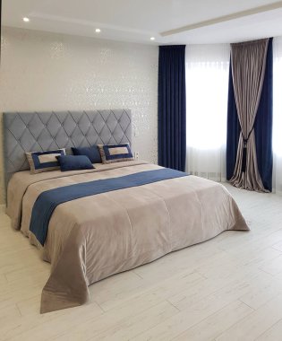 Yatak odasında yatak ve perdeler.