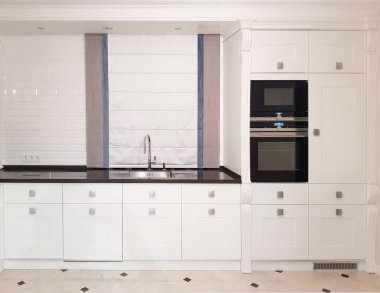 Parlak mutfak ve Roma perdesi