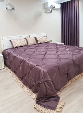 Yatak odasında yatak ve perdeler.