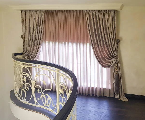 大厅里的郁金香和两个窗帘 — 图库照片