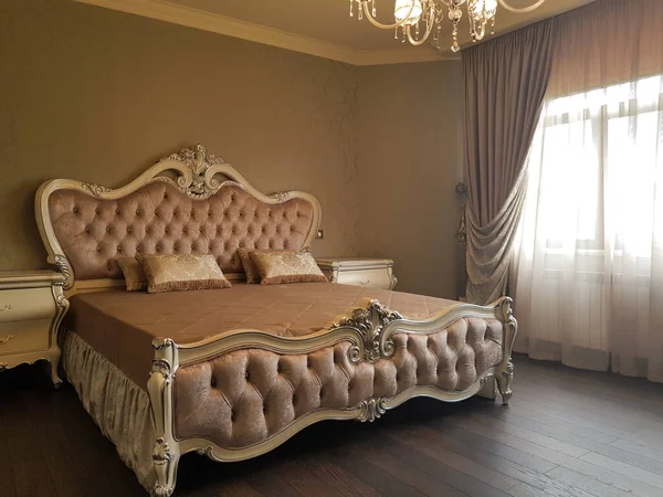 Yatak odasında yatak ve perdeler.