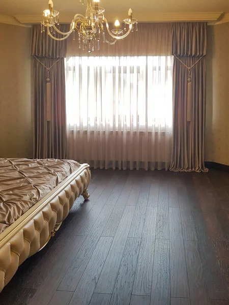 Кровать Шторы Спальне — стоковое фото