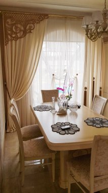 Mutfağın içi perdeli.