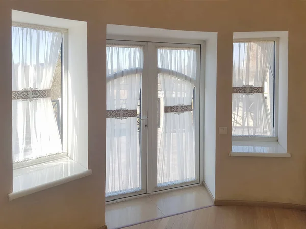 Tirai Kerudung Transparan Pada Jendela Kecil — Stok Foto