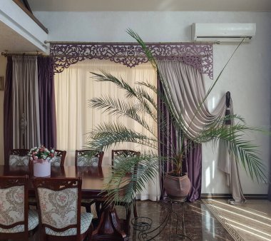 Oturma odasının içi perdeli.