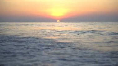 Tropik Ada Tatil Cenneti 'nde Renkli Günbatımında Sakin Okyanus Dalgaları