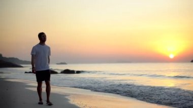 Dijital Göçebe ya da Serbest Çalışan Alternatif Yaşam Tarzı ile Güneş Doğarken Egzotik Ülke Tropikal Sahillerinde Yürüyüş