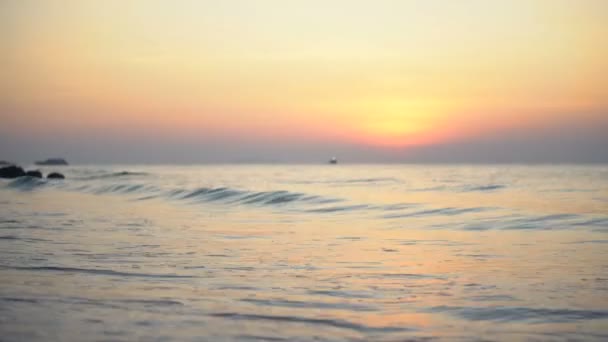 日出日落时 海浪平静地拍打着热带岛屿海滩 海水中的色彩反映出4K — 图库视频影像