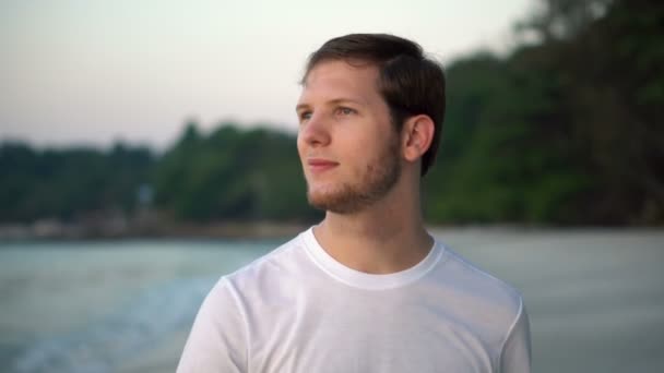 Retrato Joven Guapo Caminando Por Playa Tropical Island Gimbal Follow — Vídeos de Stock