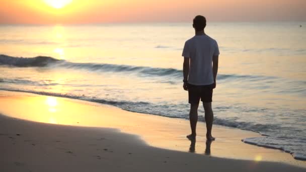 Hombre Turístico Parado Playa Vacía Mirando Hermoso Atardecer Con Colores — Vídeos de Stock