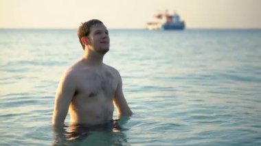 Tropikal Okyanusta Sıcak Suyun Tadını Çıkaran Adam