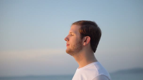 Retrato Homem Feliz Respirando Profundamente Olhando Para Belo Pôr Sol — Vídeo de Stock