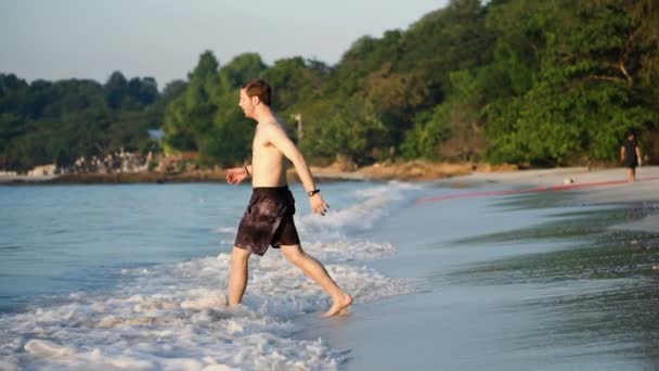 Slowmo Caminando Desde Playa Tropical Hasta Océano Luego Buceando Agua — Vídeos de Stock