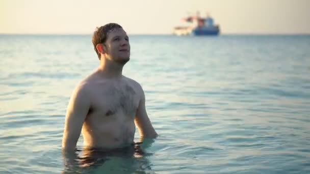 Homem Desfrutando Água Quente Oceano Tropical — Vídeo de Stock