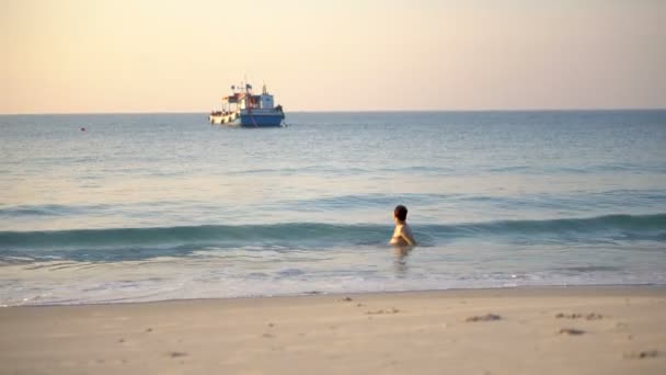Homem Desfrutando Água Quente Oceano Tropical Isolada Pacífica Ilha Praia — Vídeo de Stock