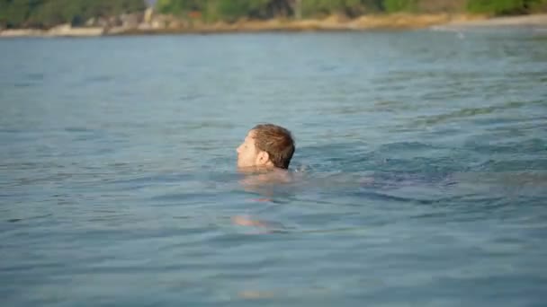 Hombre Nadando Océano Tropical — Vídeo de stock