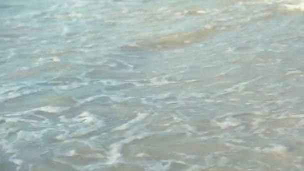 熱帯ビーチでの穏やかな波の衝突 — ストック動画