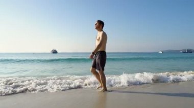 Alternatif Yaşam Tarzı olan Dijital Göçebe ya da Serbest Çalışan Egzotik Ülkenin Tropikal Sahillerinde Yürüyor