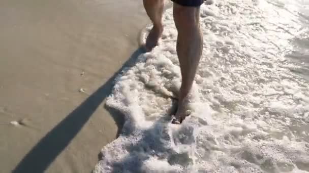 Pohled Shora Dolů Mužské Nohy Procházející Mělkými Vlnami Bít Sandy — Stock video